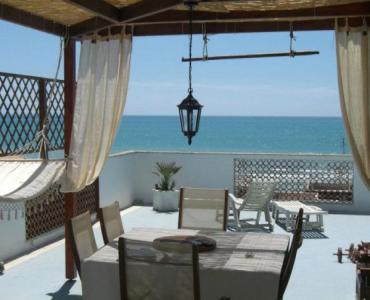Casa VacanzeAttico vista mare a 50 metri dal mare