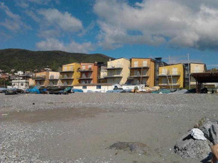 Bilocale Albenga in immobile sul mare