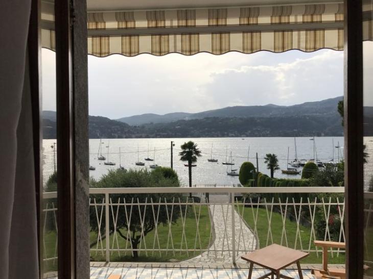 Villa Lina fronte lago spiaggia privata e piscina