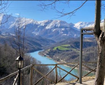 Casa VacanzeAppartamento 40 mq. in casale sul lago gerosa M.Sibillini