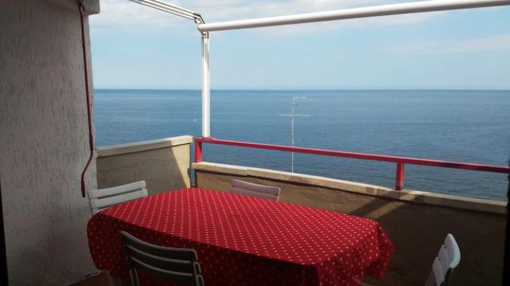 Monolocale panoramico a 30 metri dal mare