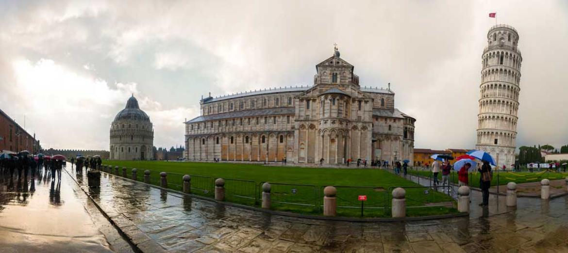 Piazza Dei Miracoli e i suoi monumenti