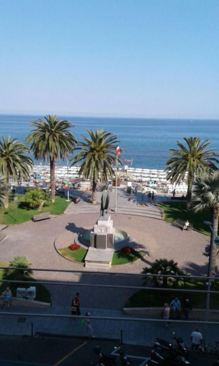 Ampio appartamento con vista mare a Loano