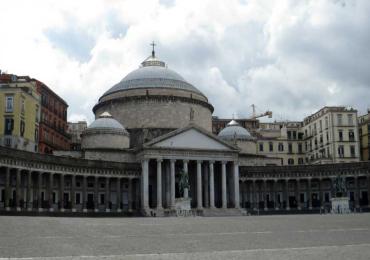 Leggi: Piazza Del Plebiscito a Napoli: meraviglia mozzafiato