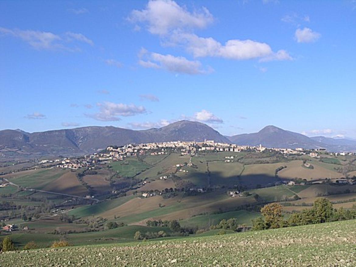 Leggi: Camerino: citt darte tra le colline dellalto maceratese