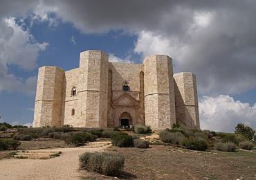 Leggi: Castel del Monte: La perfezione architettonica