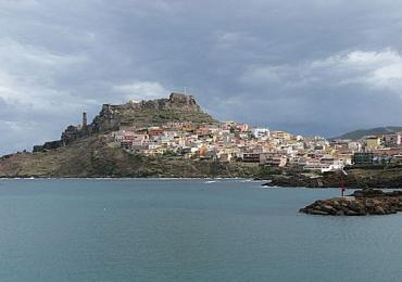 Leggi: Castelsardo a picco sul mare, rinomato per la creazione di cestini intrecciati a mano